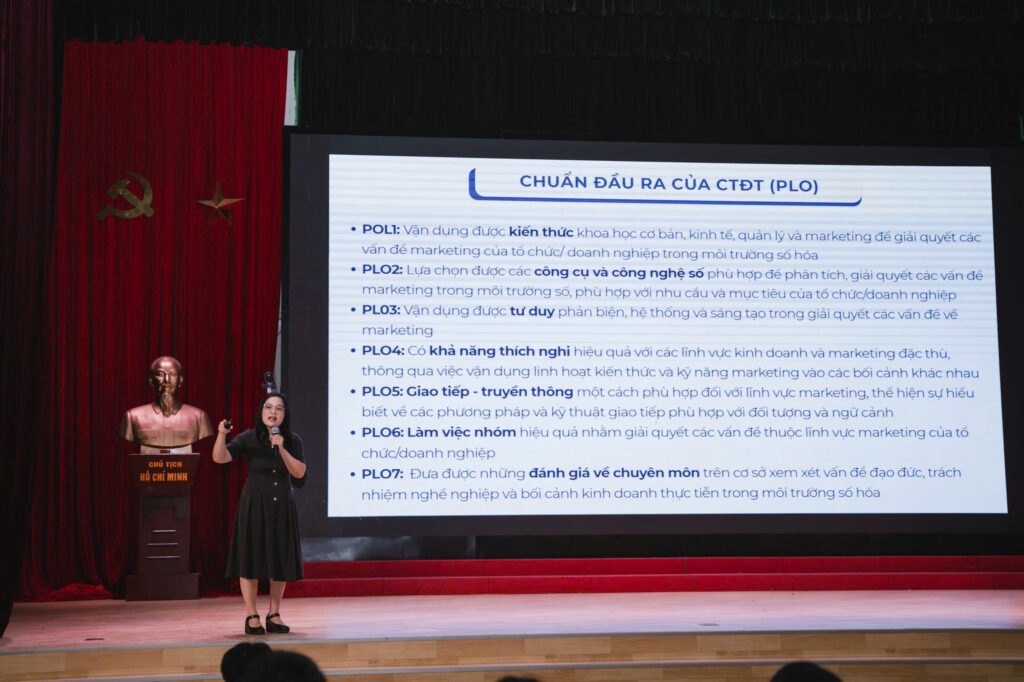 Cô Yến giới thiệu 7 chuẩn đầu ra PLO của chương trình đào tạo ngành Marketing PTIT tới tân sinh viên D26