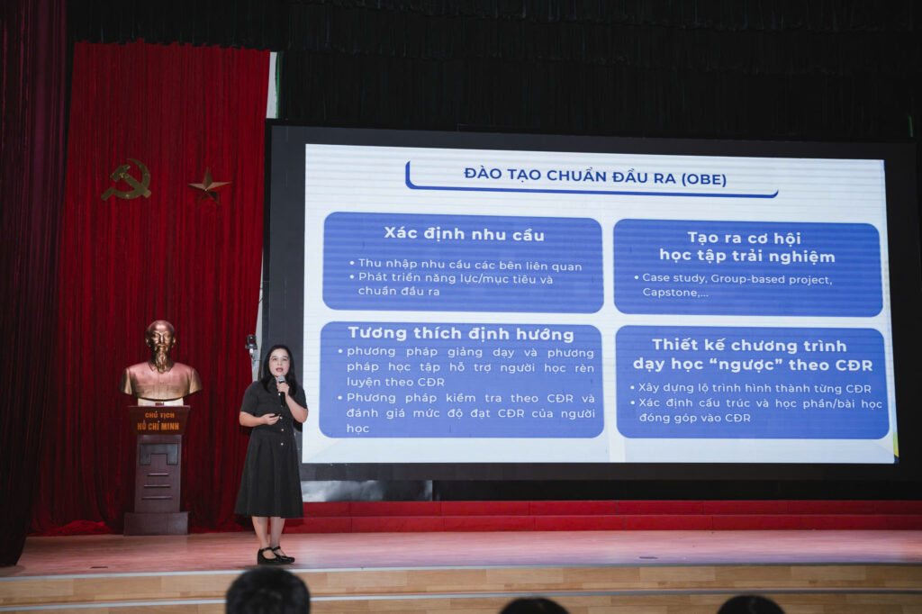 Cô Yến giới thiệu mô hình đào tạo theo chuẩn đầu ra OBE của ngành Marketing PTIT tại sự kiện Marketing Mix 2026