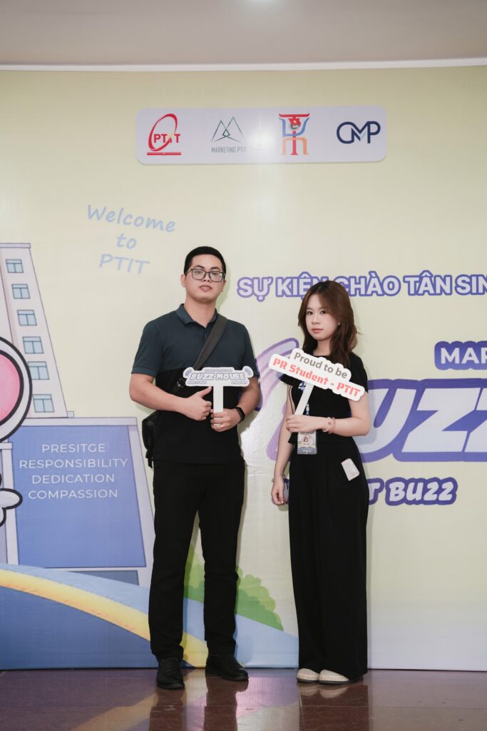 Phần giao lưu, chia sẻ trên sân khấu sự kiện chào tân sinh viên Marketing Mix 2026 tại PTIT