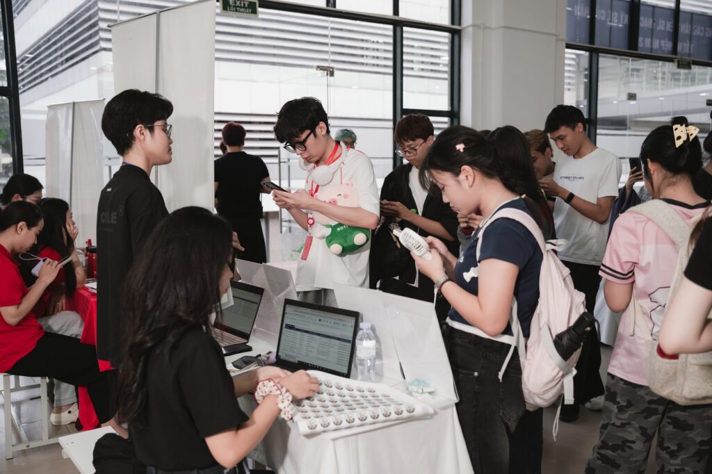 Tân sinh viên D26 tham gia hoạt động giao lưu, trò chơi tại Marketing Mix 2026, Học viện Công nghệ Bưu chính Viễn thông