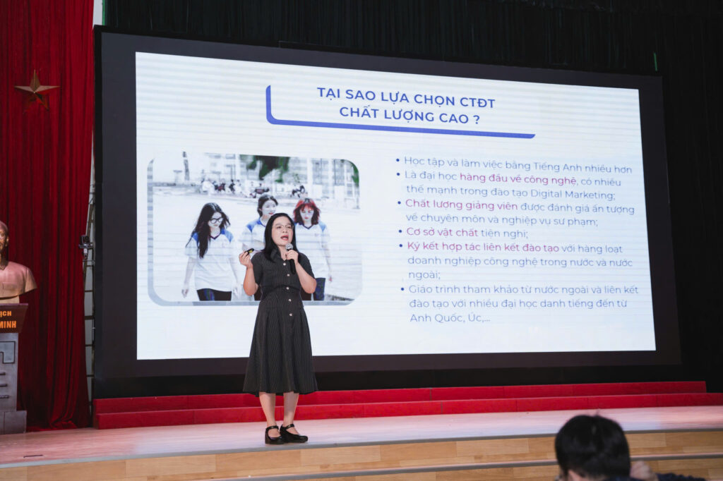 Cô Yến giới thiệu những thế mạnh của chương trình đào tạo chất lượng cao ngành Marketing PTIT tới tân sinh viên D26 tại Marketing Mix 2026