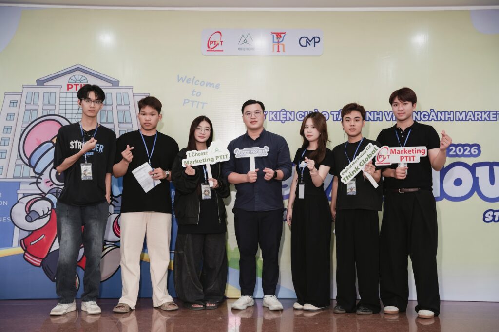 Tân sinh viên và Ban Tổ chức chụp ảnh lưu niệm trên sân khấu Marketing Mix 2026: Buzz Mouse, sự kiện chào tân sinh viên D26 ngành Marketing PTIT