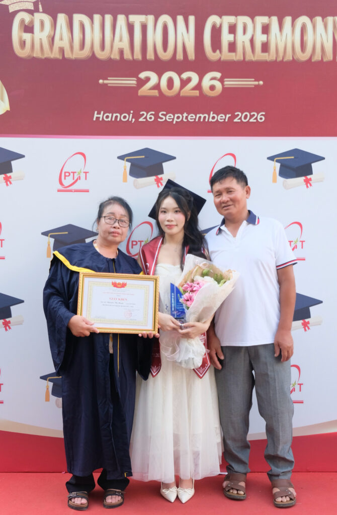 Nguyen Thi Hanh, PTIT Marketing D22 runner-up valedictorian, with her mother and uncle on graduation day